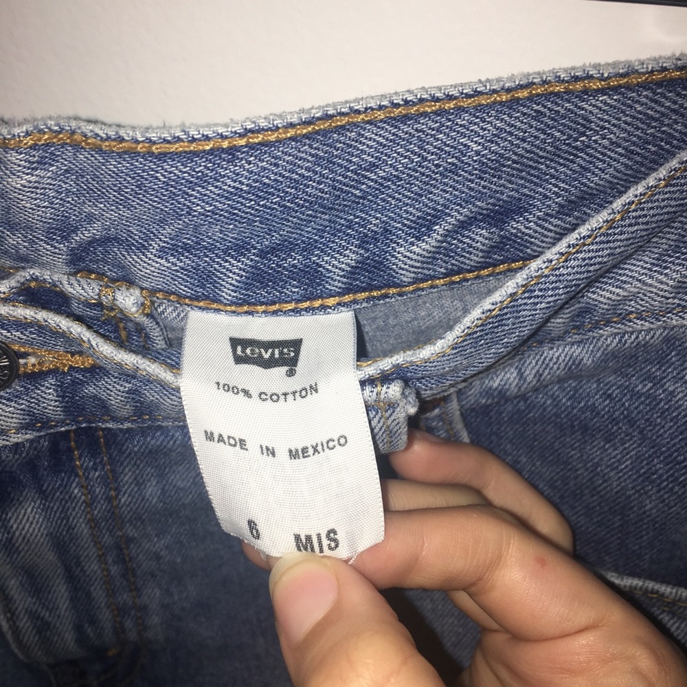 Sold Levi shorts - Picture 6 of 8